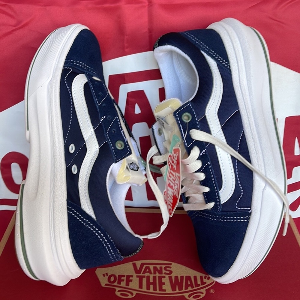 Vans Men’s Old Skool Over
Pop Color Dress Blues
VNOA7Q5ELKZ
platforms - sneakers - Picture 12 of 16